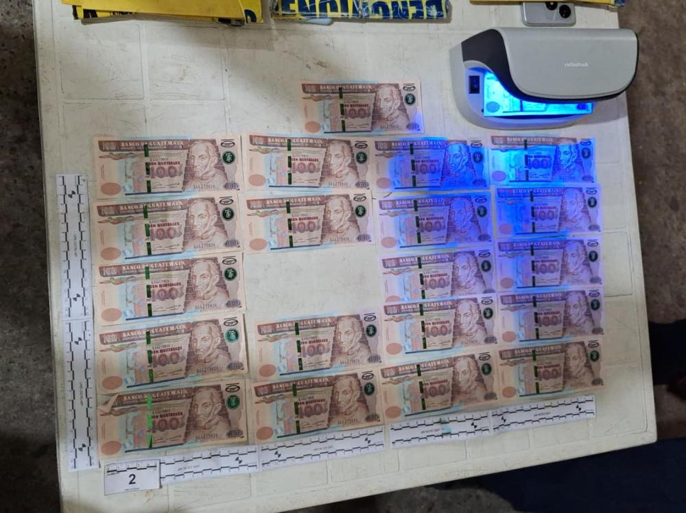 Capturan a tres personas con Q3 mil en billetes falsificados en Reu