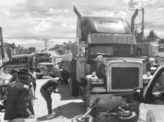 Motociclista muere tras accidente con tráiler en Cuatro Caminos