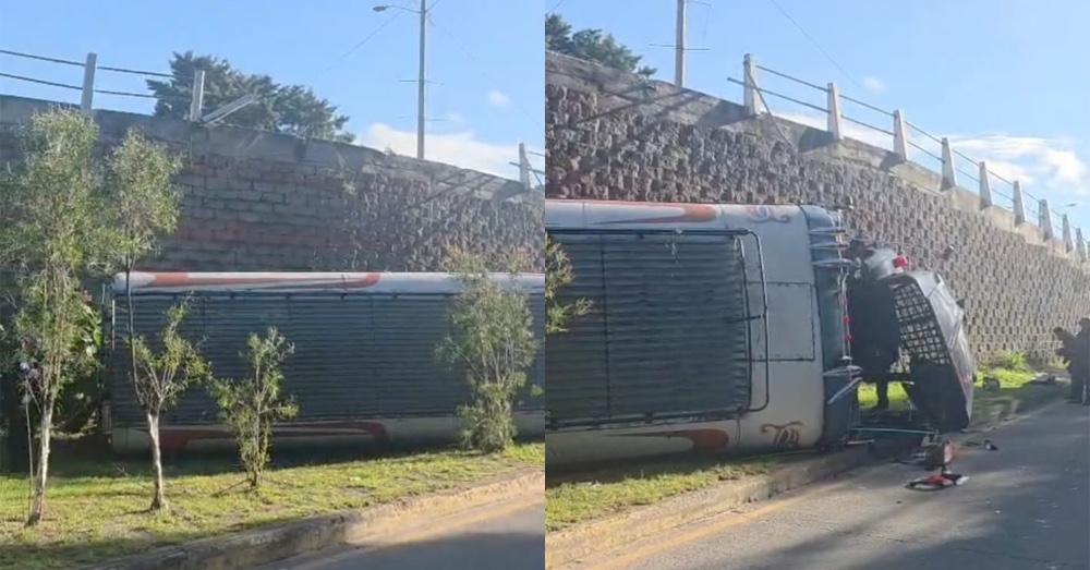 Bus sufre accidente en el paso a desnivel de Las Rosas, en Xela