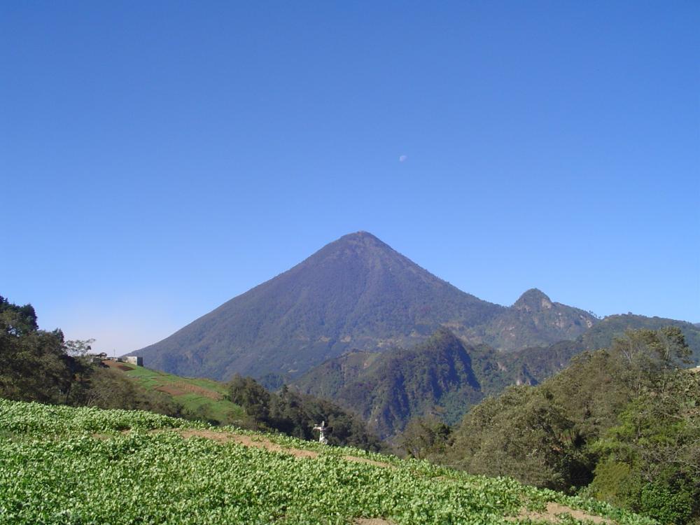 Encuentran con vida a dos desaparecidos en el volcán Santa María 