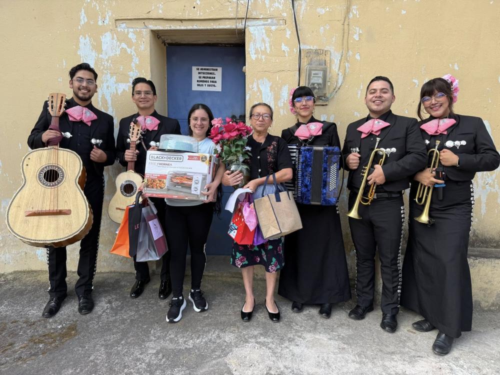 La Voz de Xela sorprende a mamás quetzaltecas con serenatas y regalos 