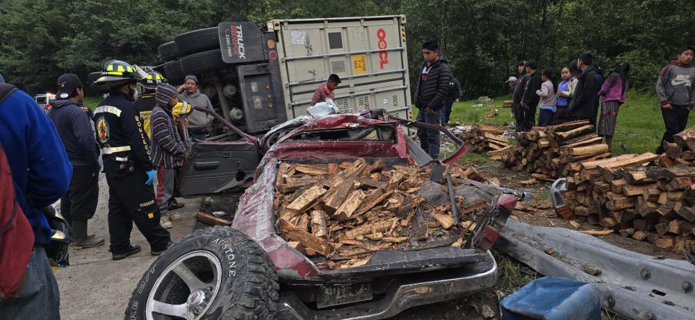 Vuelca camión y choca contra un picop en la Ruta Interamericana