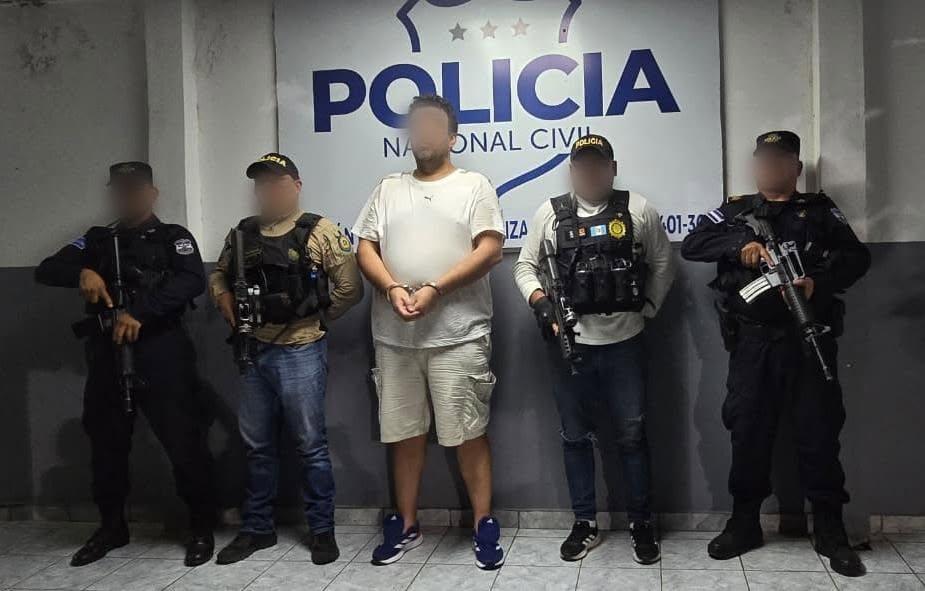 Guatemala expulsa a dos salvadoreños entregados por México