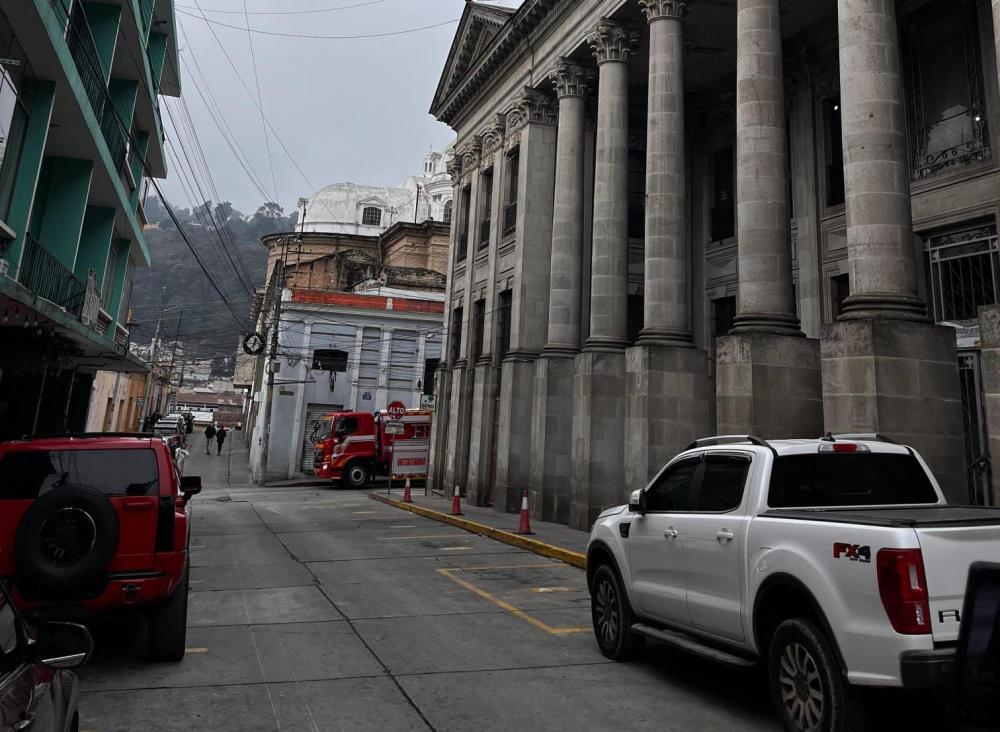 Persona amenaza con lanzarse desde el techo de la muni de Xela 