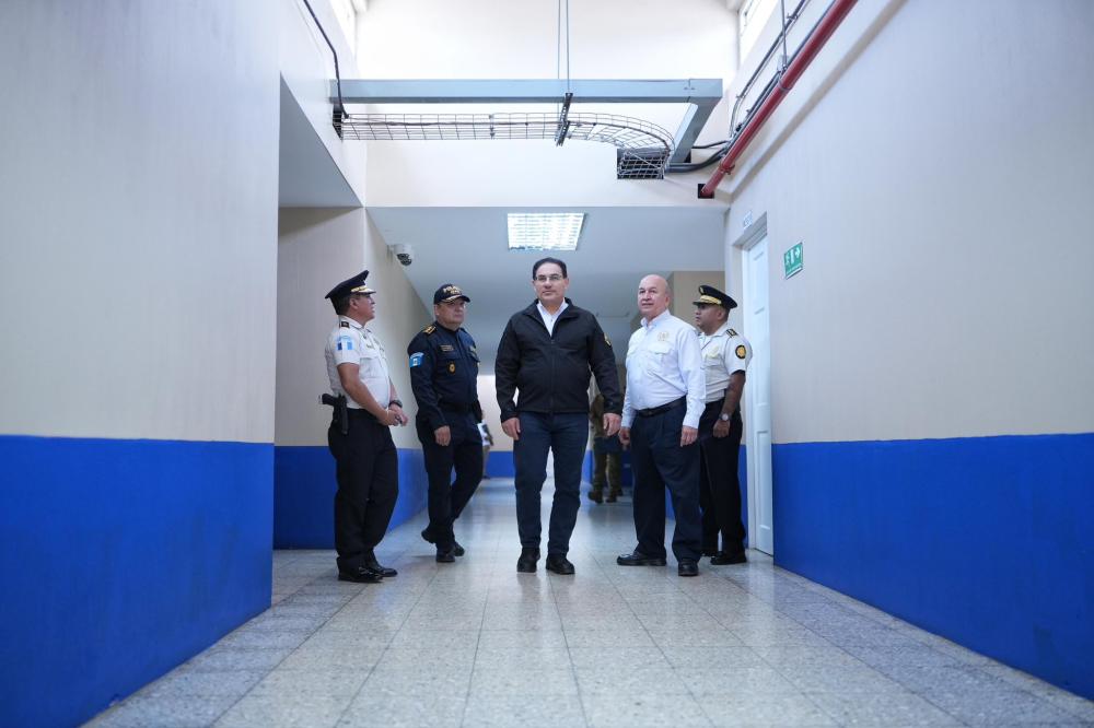 Ministro de Gobernación supervisa comisaría 41 en Xela