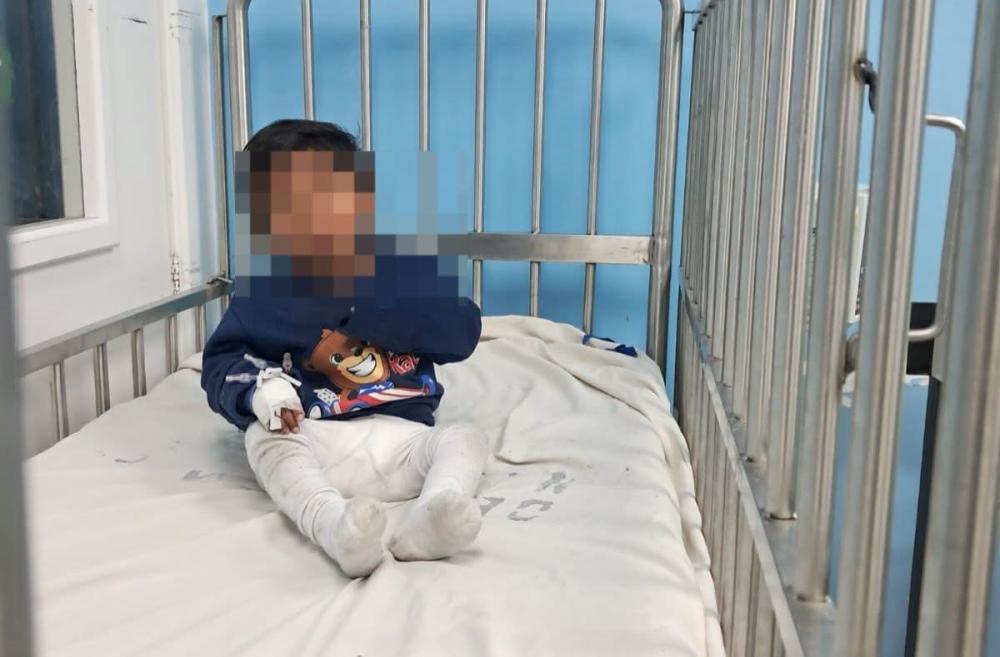 Hallan a niño de 3 años durmiendo debajo de un carro en Quetzaltenango