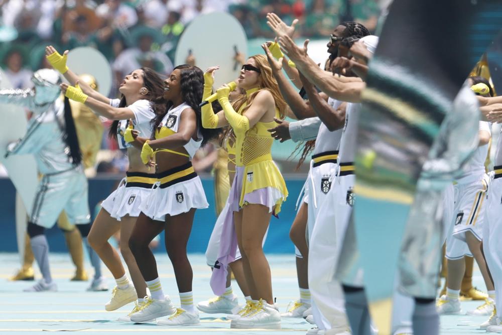 El Azteca hace historia y Shakira enciende la fiesta inaugural 