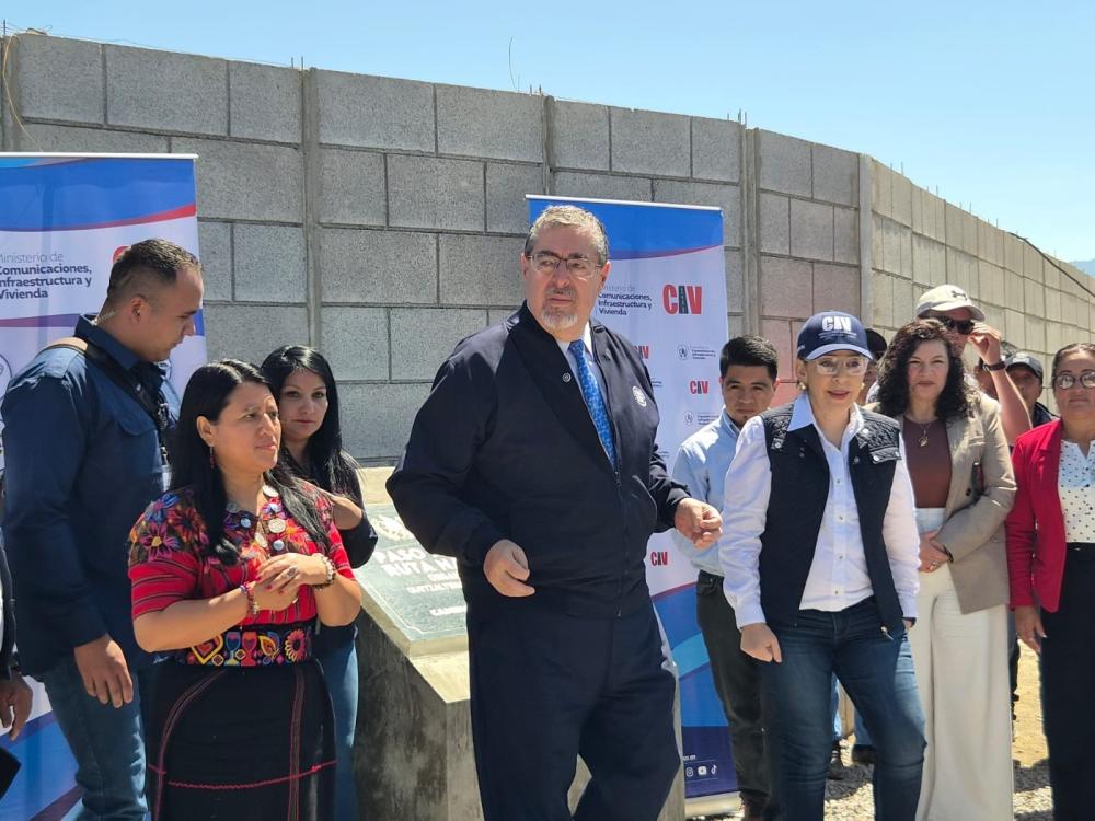 Arévalo inaugura paso a desnivel en Xela y anuncia nuevo distribuidor