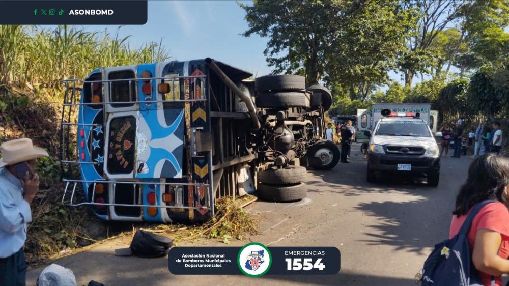 Bus extraurbano vuelca y deja ocho heridos en Suchitepéquez