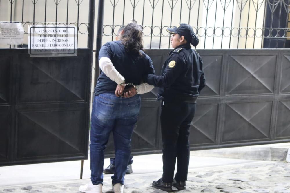 Capturan a la china por dos órdenes de extorsión en Xela