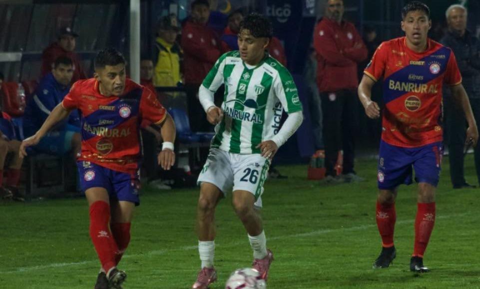 Xelajú MC golea 4-0 a Antigua y entra en zona de clasificación