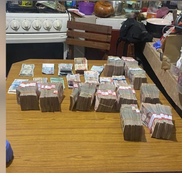 Allanamientos en Xela dejan capturas es incautación de dinero