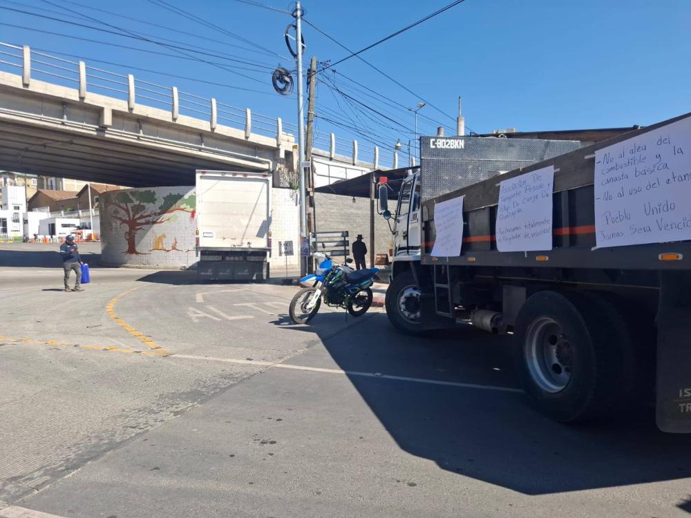 Transportistas en Cuatro Caminos se unen a bloqueos de este martes