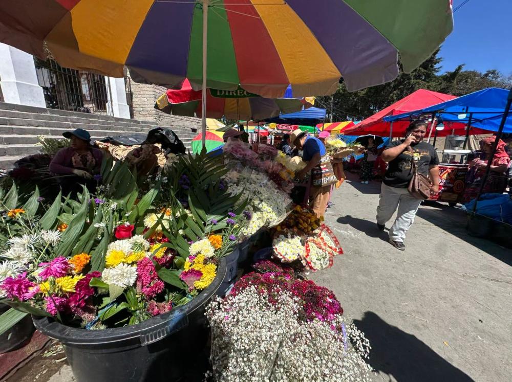Quetzaltenango ya vive el Día de Todos los Santos entre flores