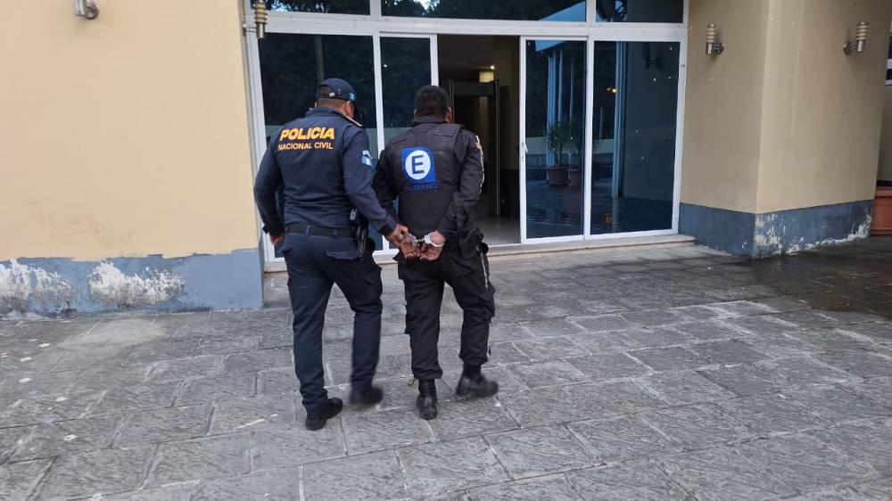 Detienen a presunto guardia por manejar en estado de ebriedad