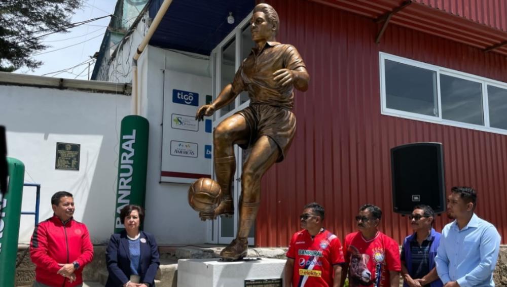 Características de la estatua de Mario Camposeco 