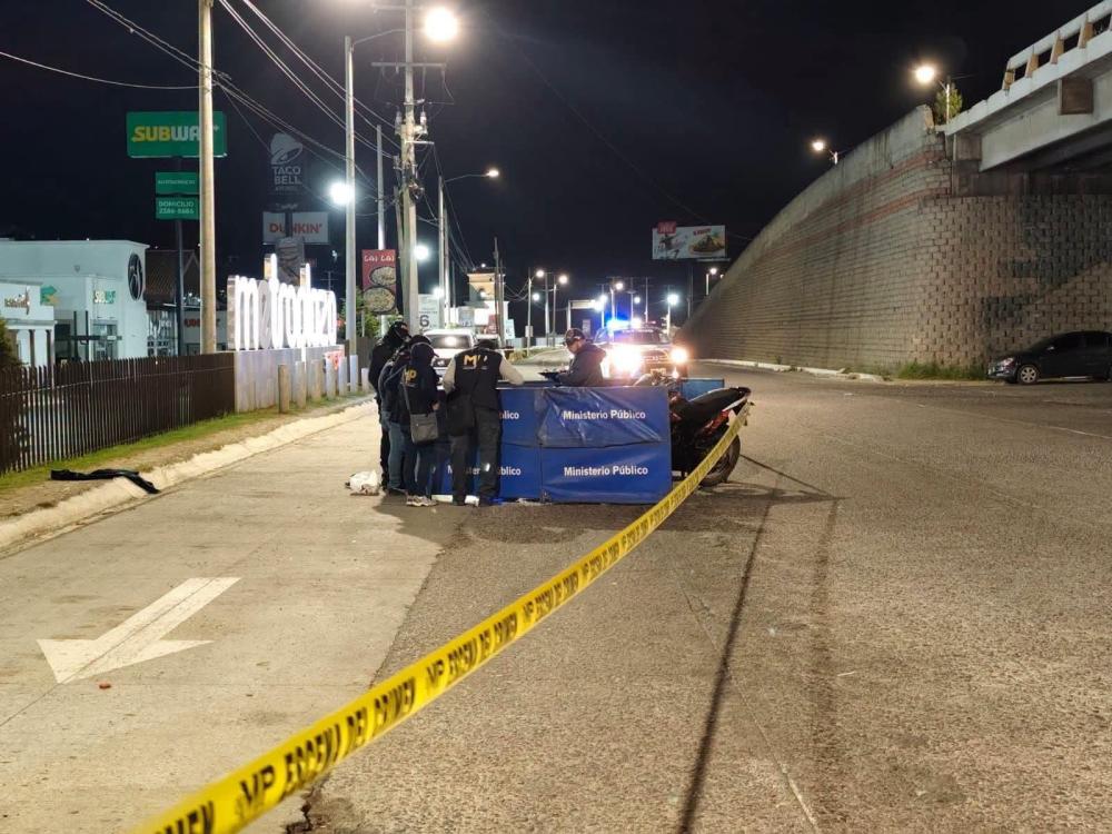 Tres jóvenes sufren accidente en motocicleta; uno muere en Salcajá