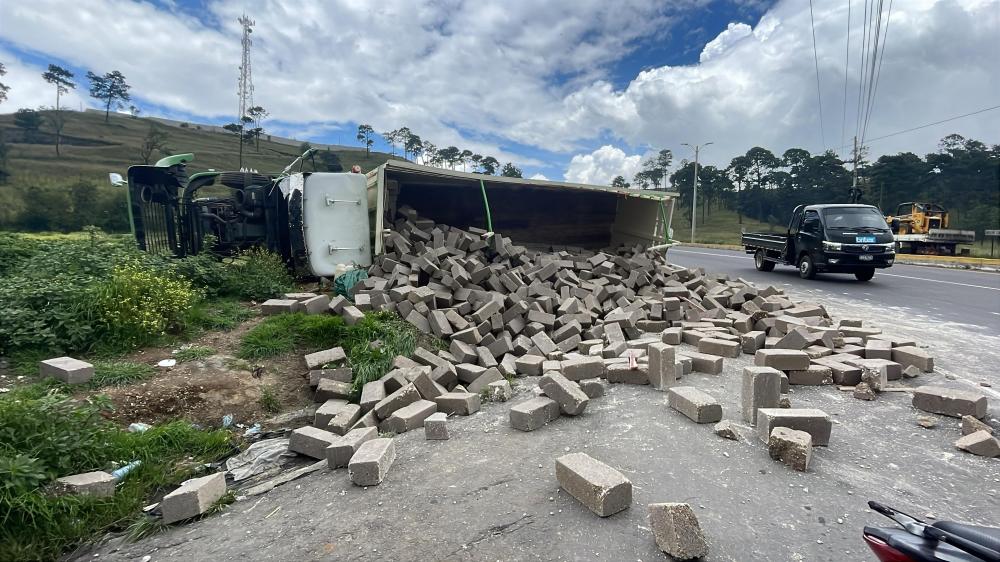 Camión cargado con block vuelca en paso a desnivel de Salcajá