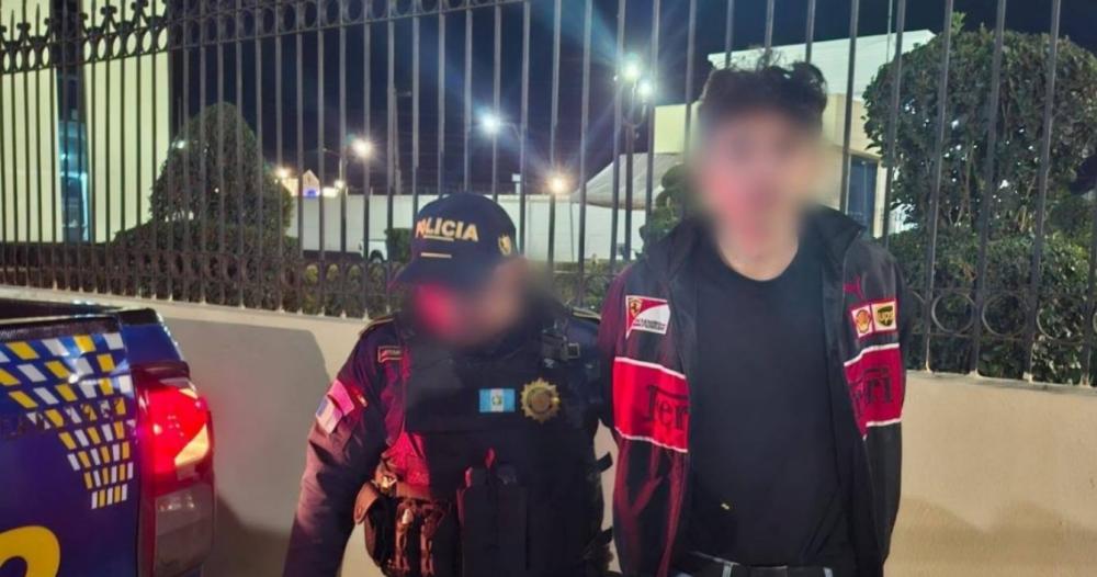 Huye en vehículo hurtado y termina detenido tras chocar en Xela