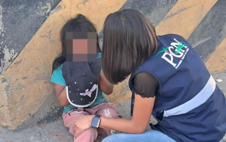 Resguardan a niña de 6 años localizada sola pidiendo dinero en Salcajá