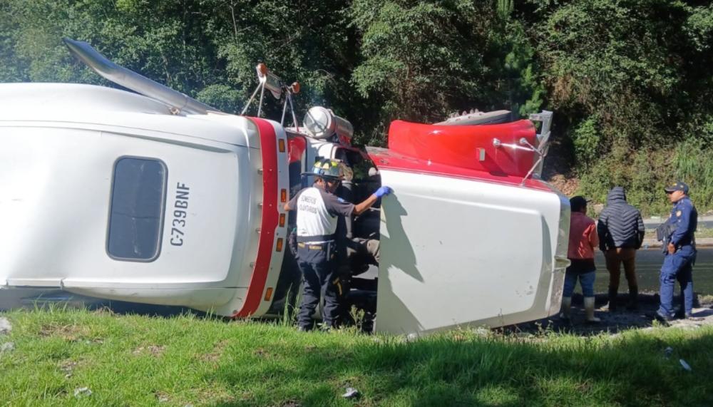 Tráiler vuelca en la ruta Interamericana y deja un conductor herido