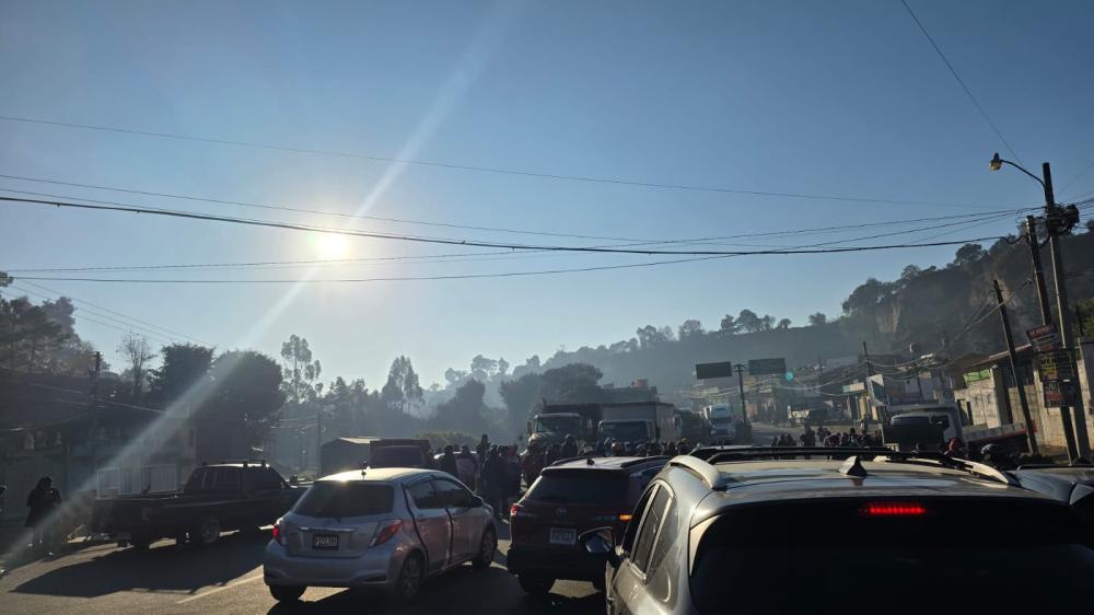 Bloqueo en la Interamericana en Ostuncalco obliga a caminar