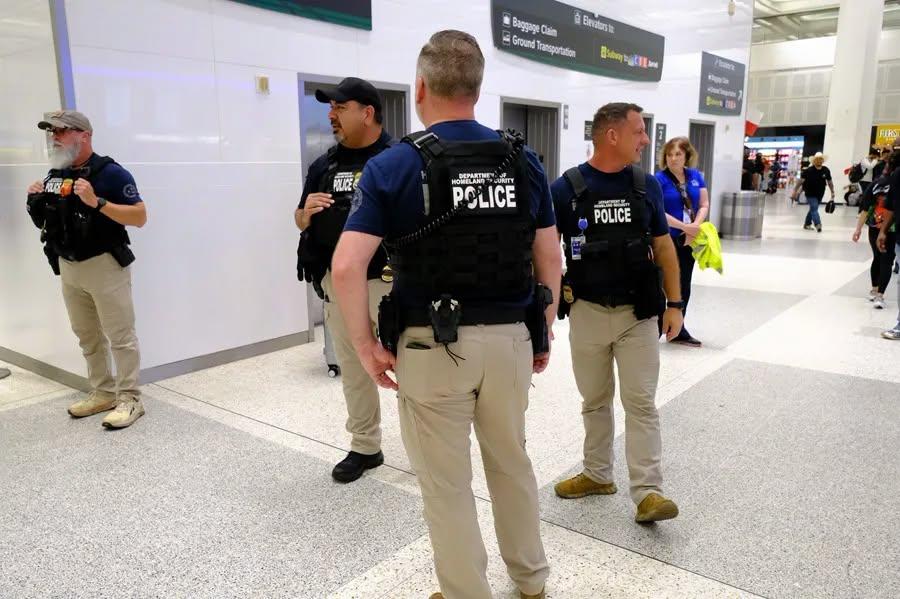 NBC: hasta 40 inmigrantes son detenidos cada día en aeropuertos de USA