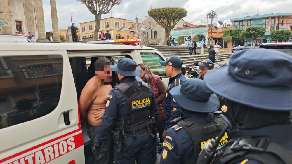 Padre e hijo detenidos por riña y amenazas con arma de fuego en Xela