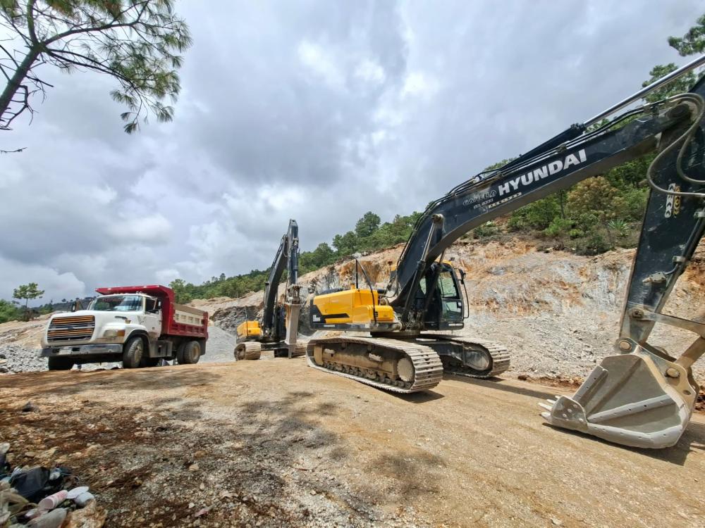 Sorprenden a cuatro personas con excavadoras en zona montañosa 