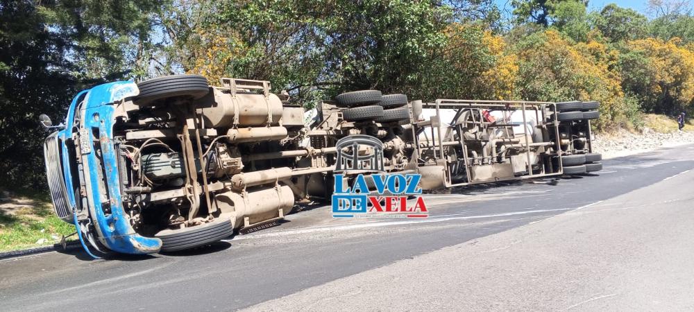 Accidente en Cumbre de Alaska provoca fuga de combustible